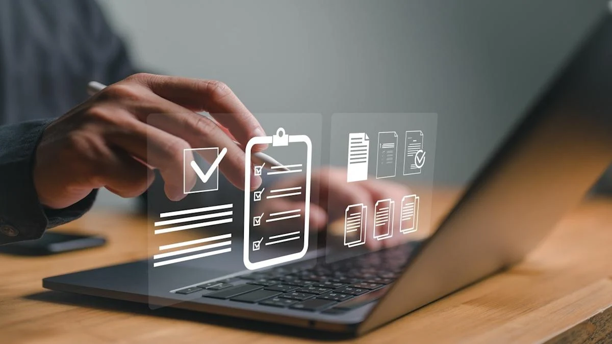 Человек, читающий на ноутбуке Федеральный закон 152-Ф3