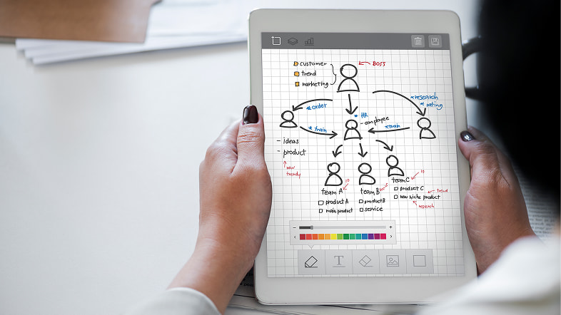 Человек держит планшет со схемой структуры приложения