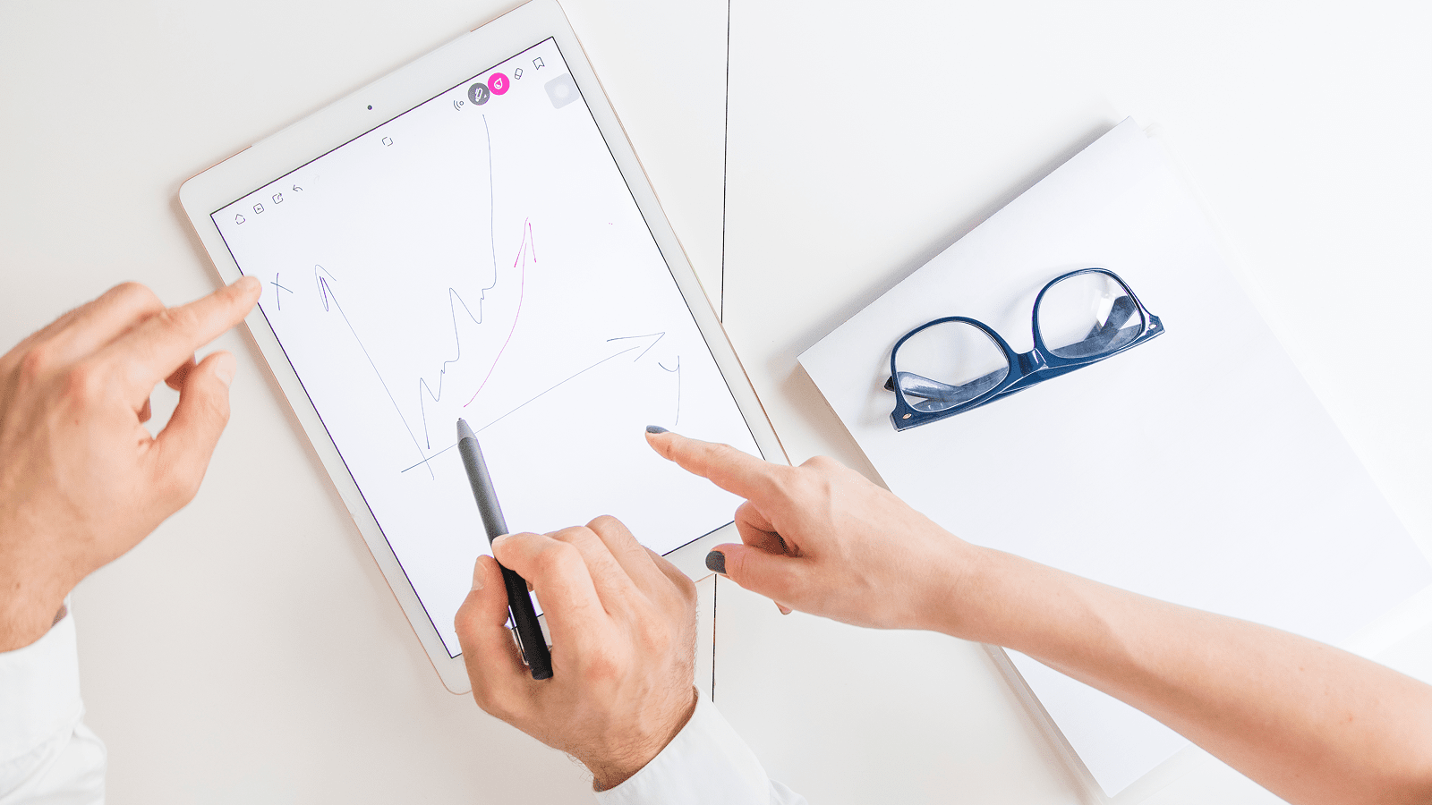 Обсуждение графика роста продаж на планшете людьми на рабочем столе