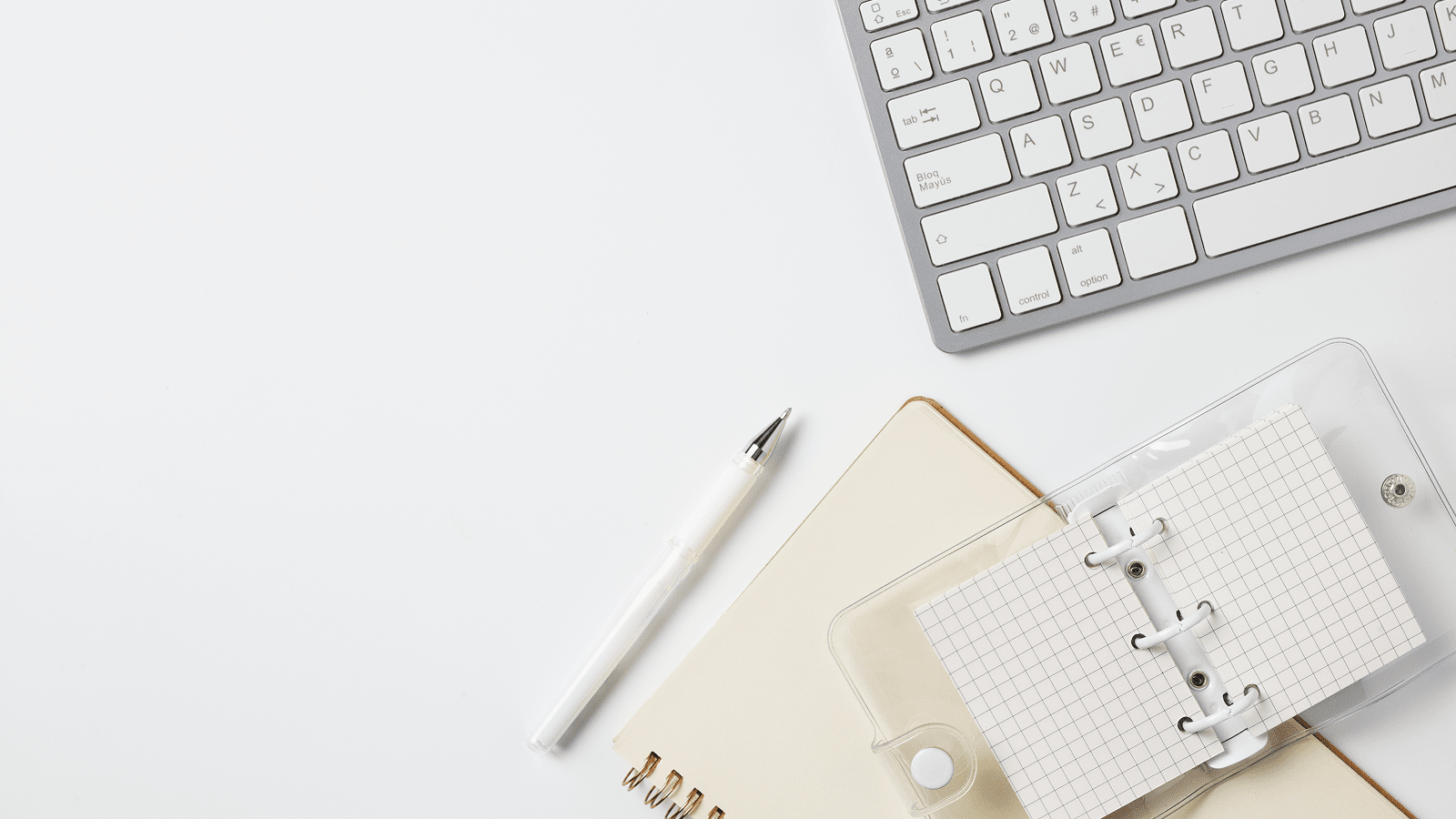 Рабочий стол: клавиатура, блокнот и карточки для фиксации решений на сессии брифа