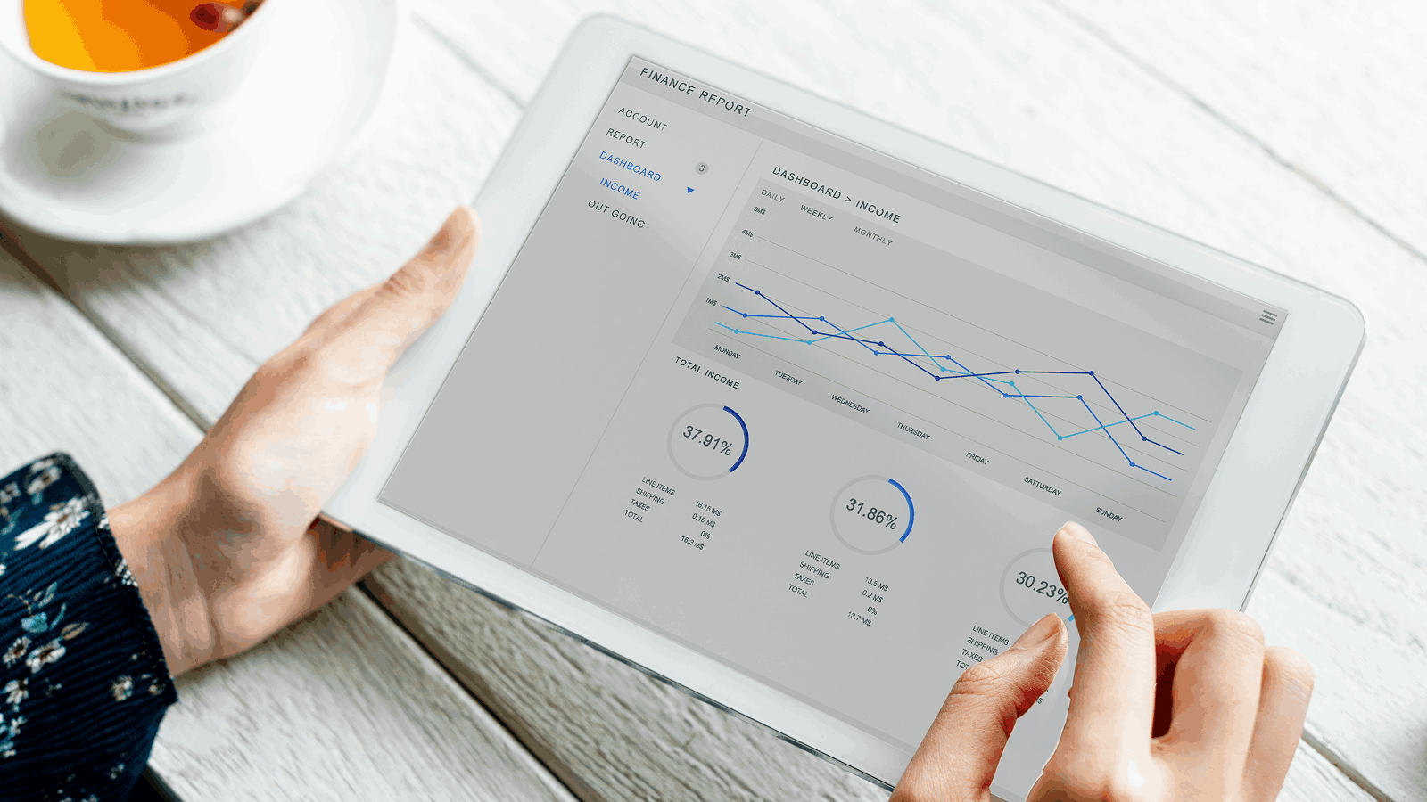 Руки держат планшет с графиками и диаграммами финансовой аналитик