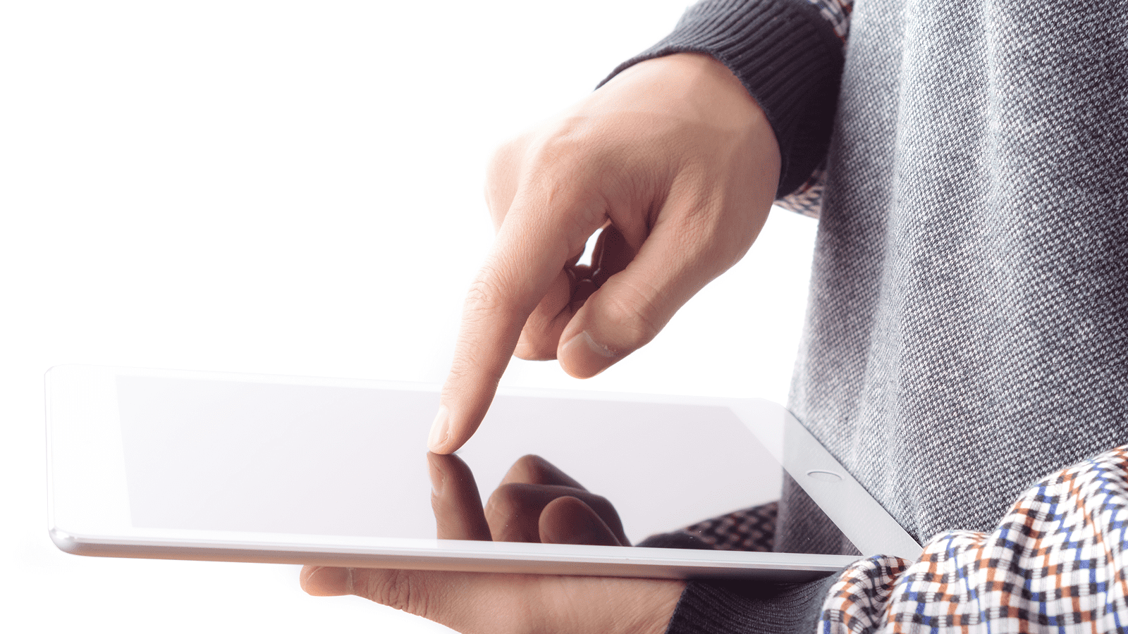 Рука пользователя касается сенсорного экрана планшета