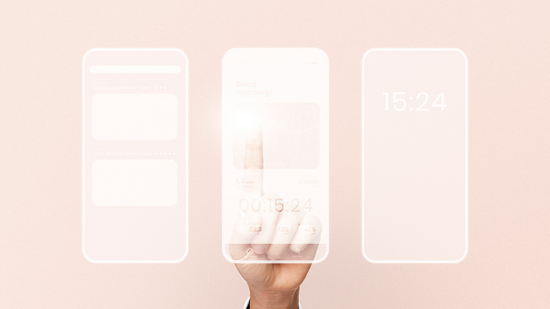 Рука перед прозрачными экранами мобильного приложения на светлом фоне