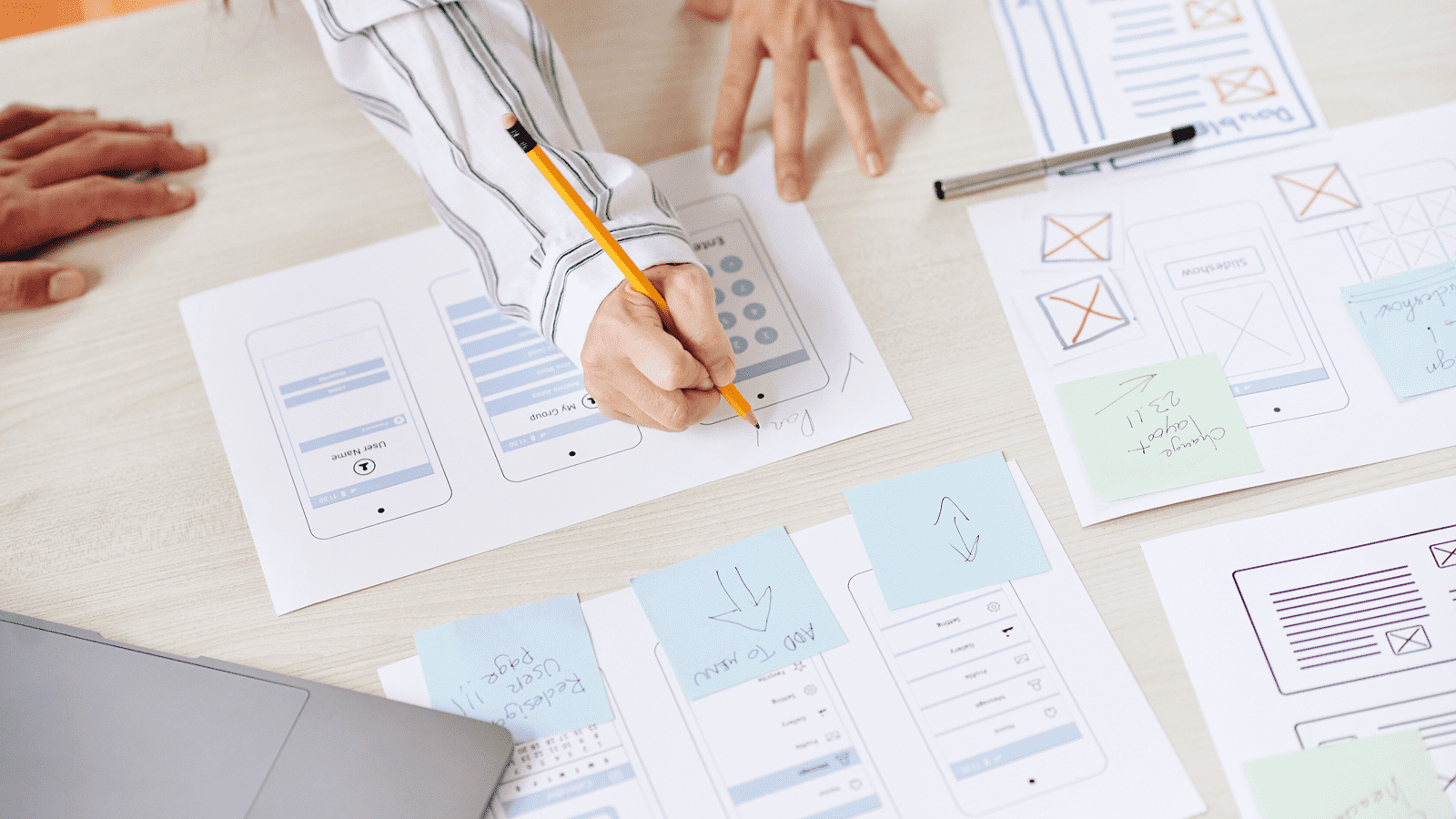 Команда набрасывает на бумаге прототипы экранов и блоков оффера для сайта