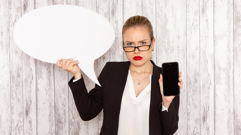 Девушка с телефоном и пустым облаком для вопросов