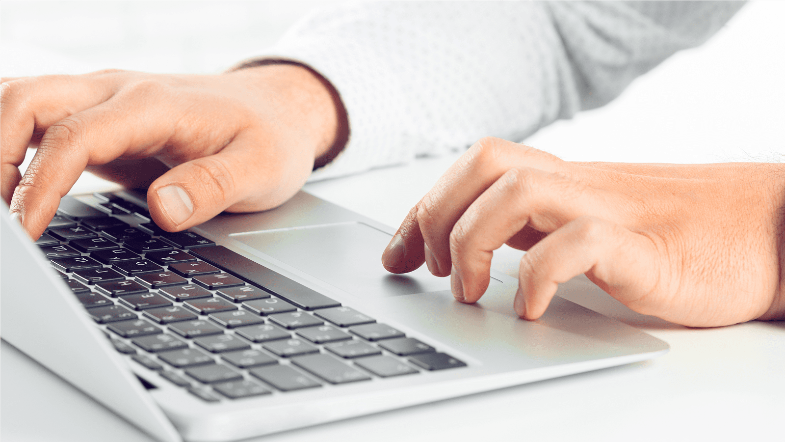 Руки пользователя за ноутбуком, работа с интерфейсом на клавиатуре
