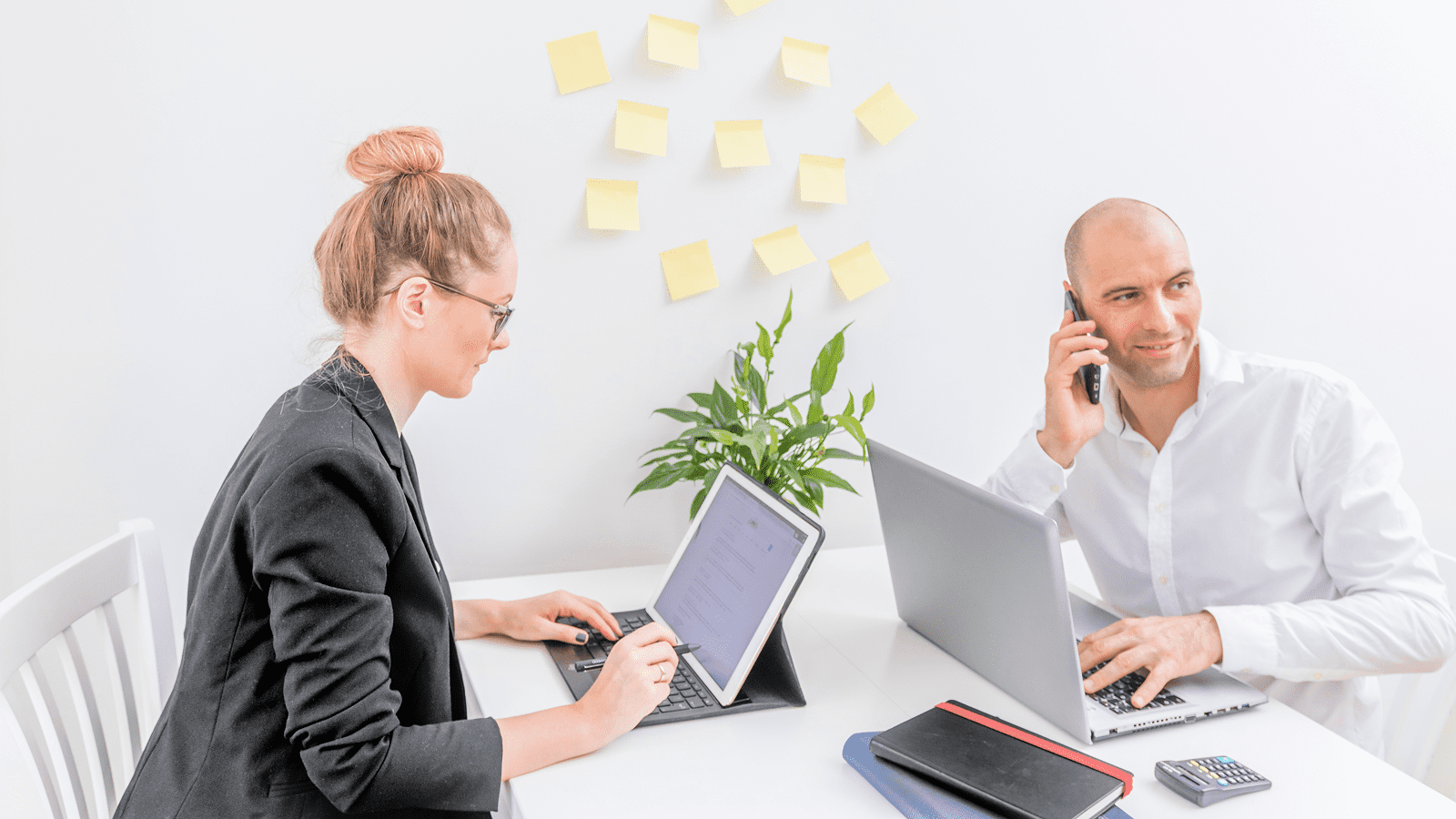 Команда обсуждает структуру личного кабинета за столом с ноутбуками