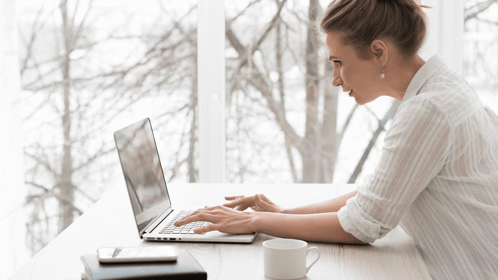 Женщина, работающая на ноутбуке