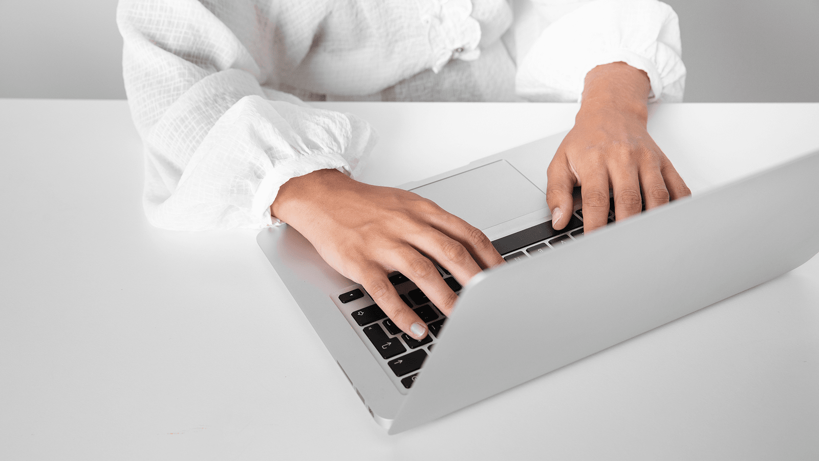 Руки на ноутбуке — тестирование мелких взаимодействий интерфейса