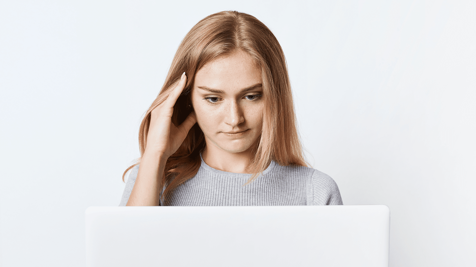 Девушка за ноутбуком анализирует показатели работы сайта и производительности системы