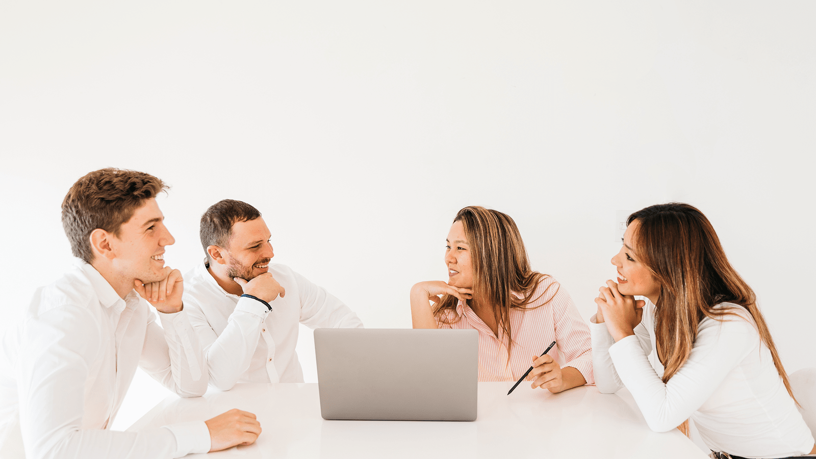 Команда обсуждает структуру лендинга и сегментацию аудитории за ноутбуком на встрече