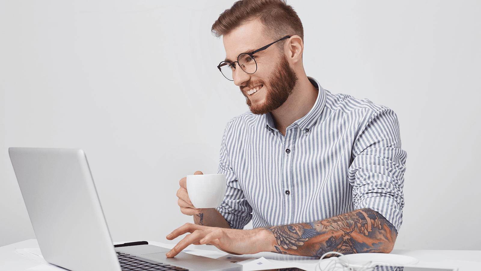 Веб-разработчик за ноутбуком решает задачи мультиязычности сайта