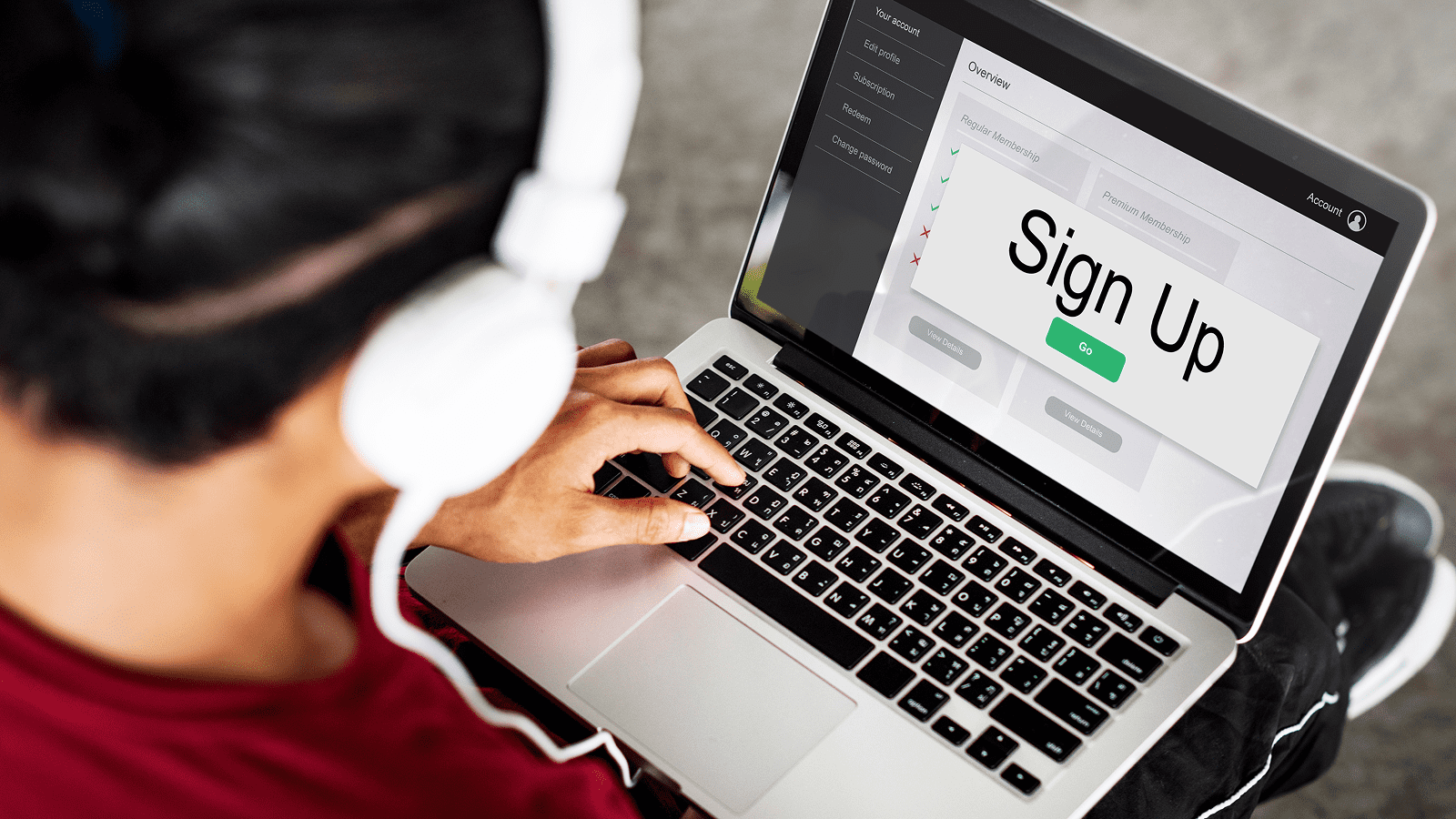 Пользователь на ноутбуке нажимает кнопку регистрации в веб-интерфейсе