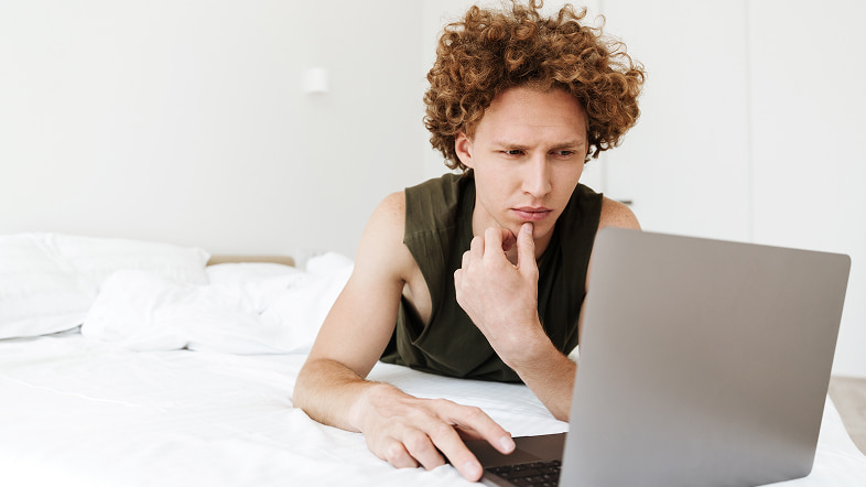 Пользователь читает сайт на ноутбуке