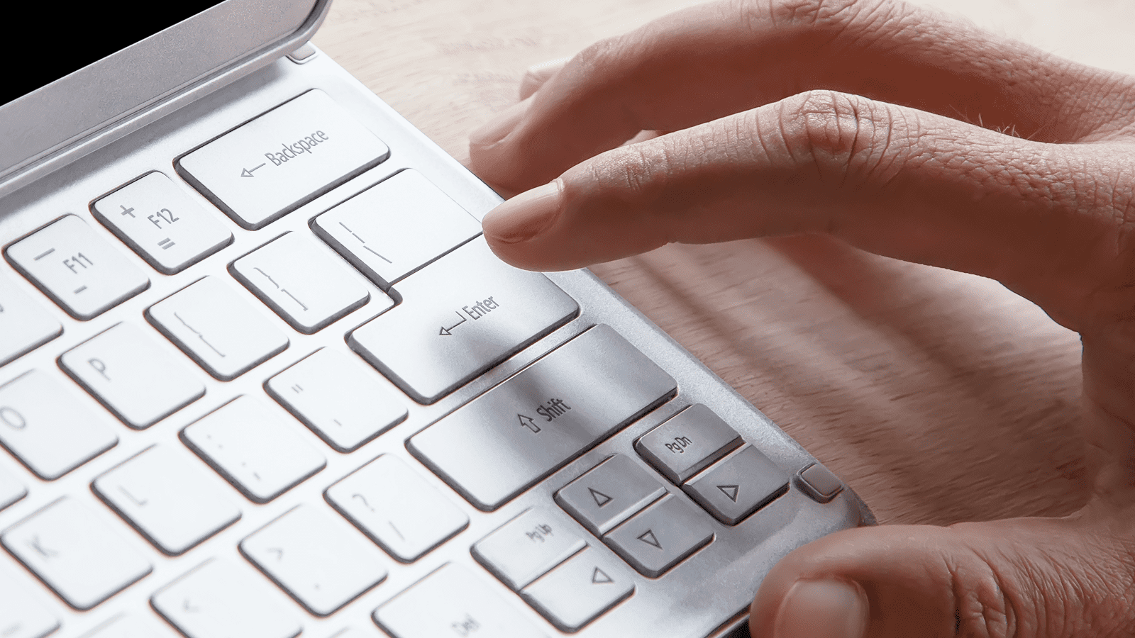 Человек с ограничением зрения использует программу чтения с экрана на ноутбуке