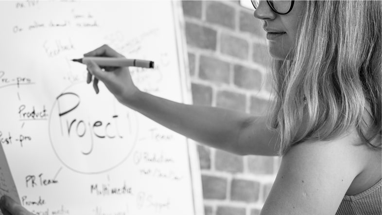 Женщина у доски объясняет план и структуру ответов.