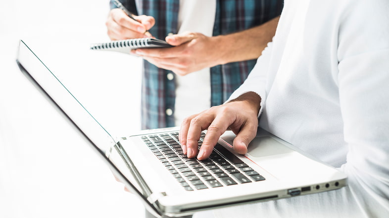 Сотрудники обсуждают обращения, работая с планшетом и тетрадью