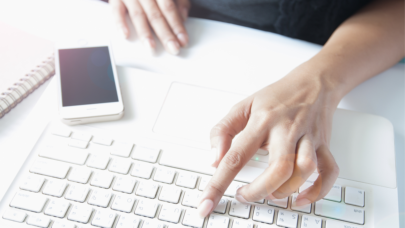 Руки разработчика за ноутбуком при подготовке обновлений и релиза продукта