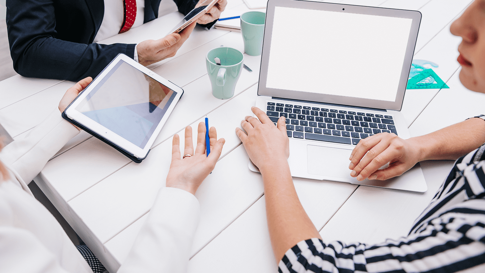 Команда обсуждает контент-план блога в офисе за столом