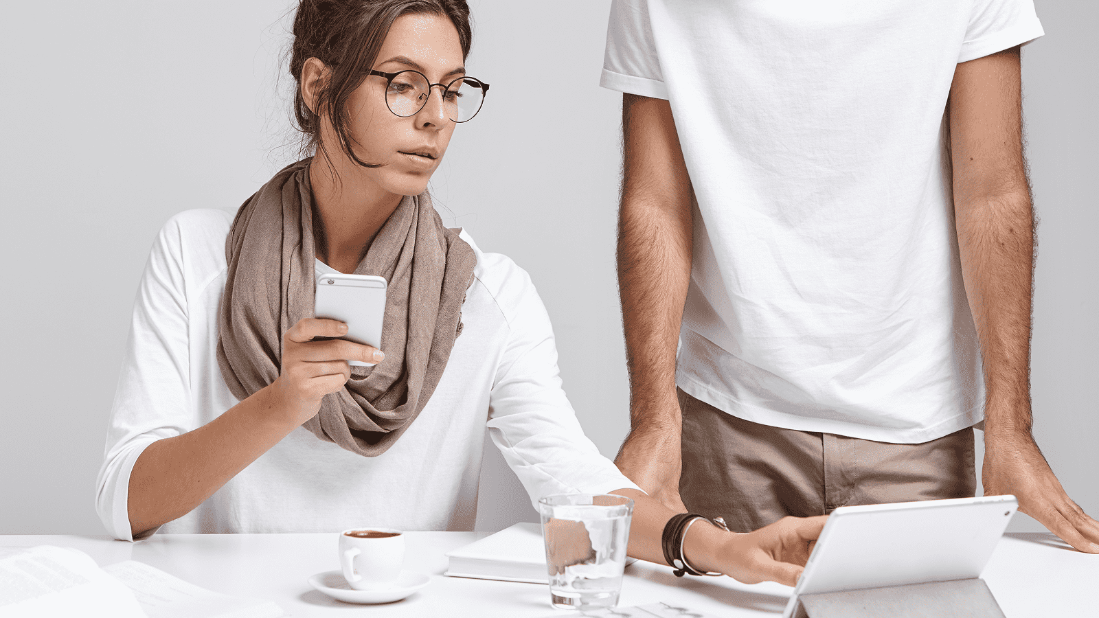 Два специалиста обсуждают структуру контента сайта на планшете