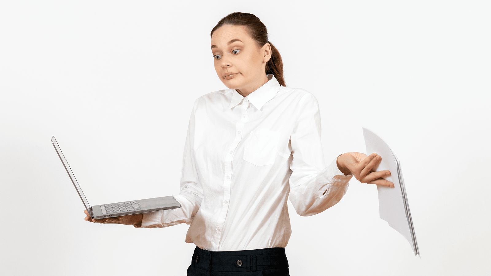 Женщина с ноутбуком и документами пожимает плечами на белом фоне