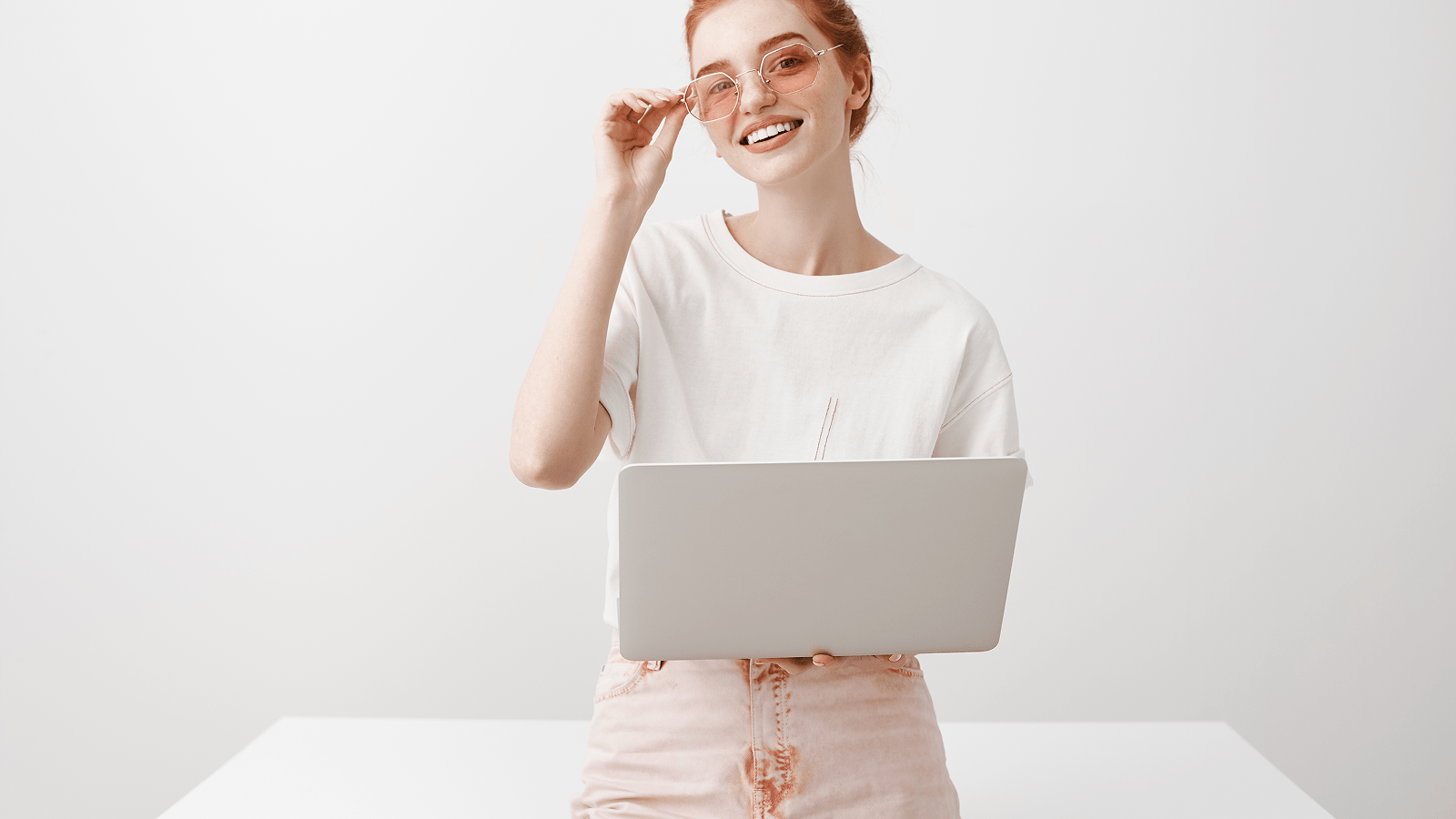 Женщина-пользователь с ноутбуком, проверяет сайт для введения в работу