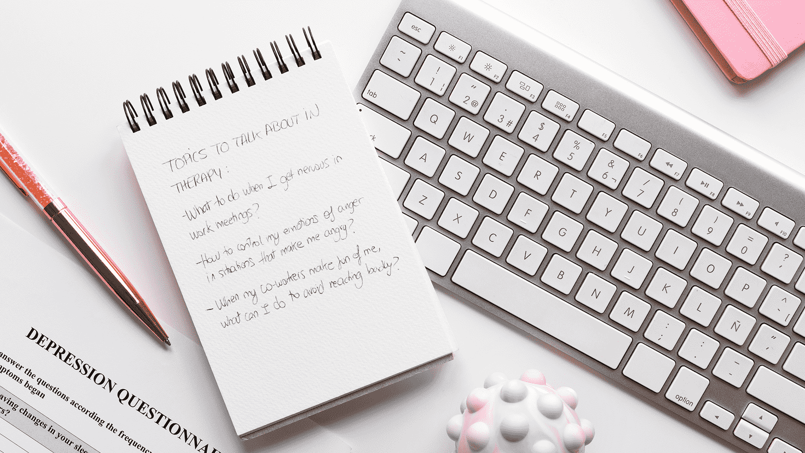 Рабочий стол с клавиатурой, блокнотом, ручкой и бланком опроса