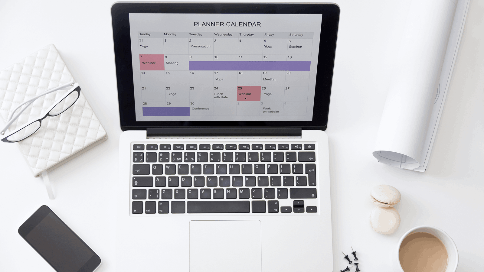 Ноутбук с экраном календаря планировщика для выбора даты и времени